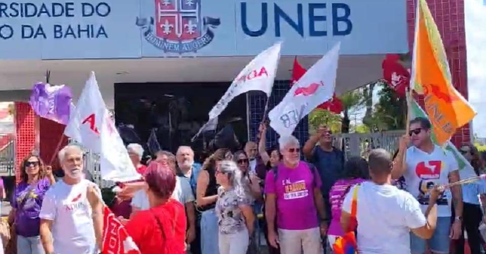 Professores da Uneb realizam protesto nesta segunda-feira (30), em Salvador