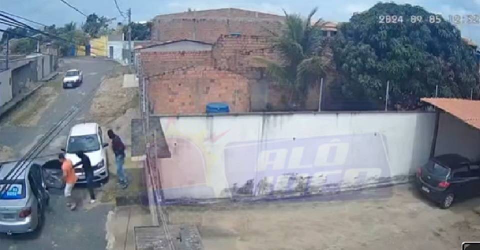 VÍDEO: cigano é colocado em carro e levado por encapuzados na porta de casa, em Muritiba