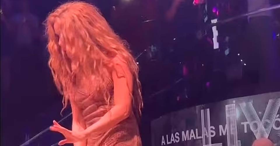 Shakira deixa palco após perceber que fãs estavam filmando por baixo de seu vestido