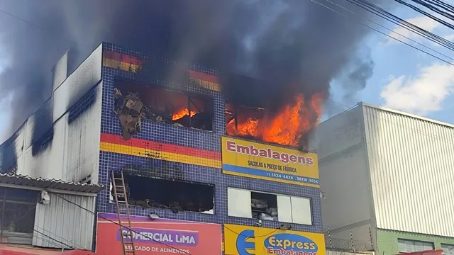 Feira de Santana: incêndio em loja de embalagens já dura mais de 10 horas