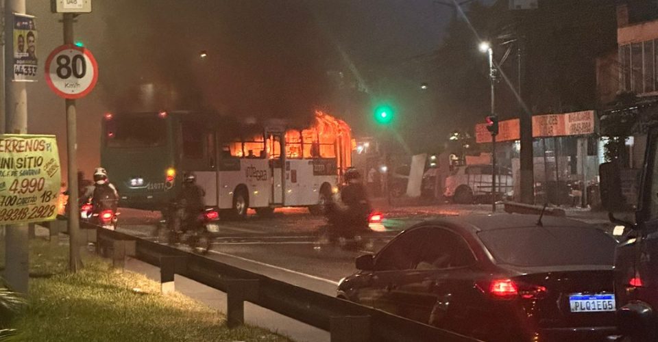 VÍDEOS: Após morte de traficante, ônibus é incendiado e bloqueia trânsito na Avenida Paralela