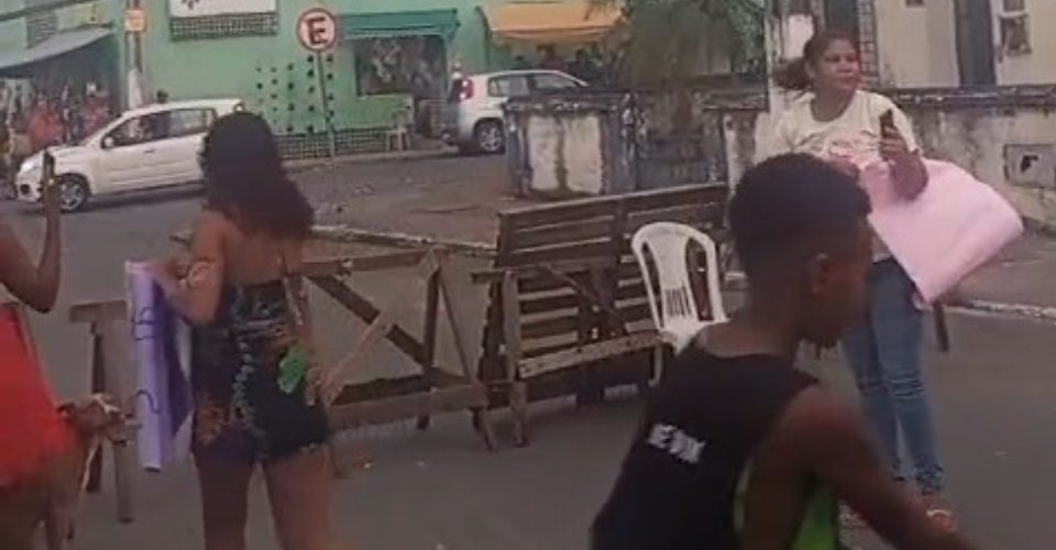 Familiares de jovem morto com facada no coração após discussão por som alto realizam protesto em Muritiba