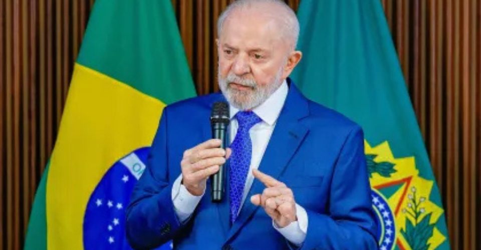 Lula cortava a unha do pé quando caiu e bateu cabeça no banheiro