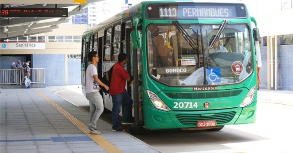 Segurança salva bebê de cair embaixo de ônibus na Estação Acesso Norte