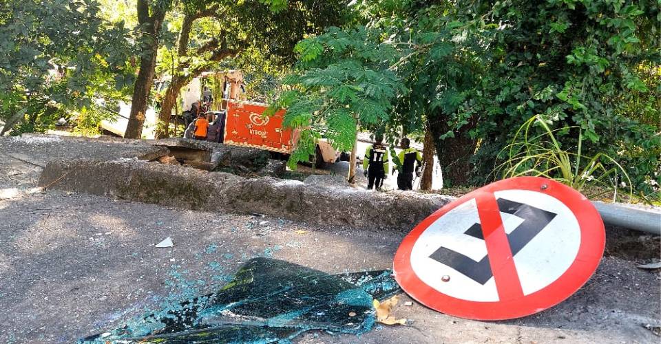 Caminhão carregado com picolés da Kibon capota perto do campus da Ufba no Canela