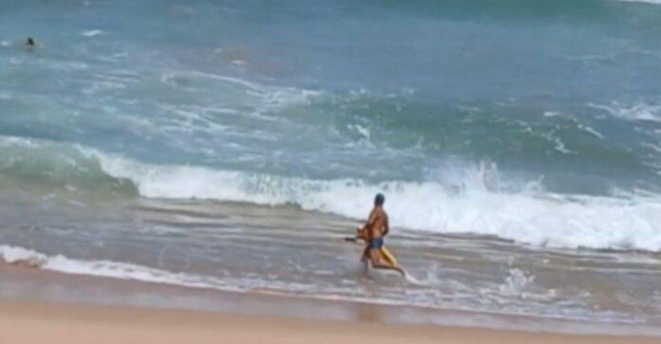 Jovem é resgatado após se afogar na praia de Stella Maris