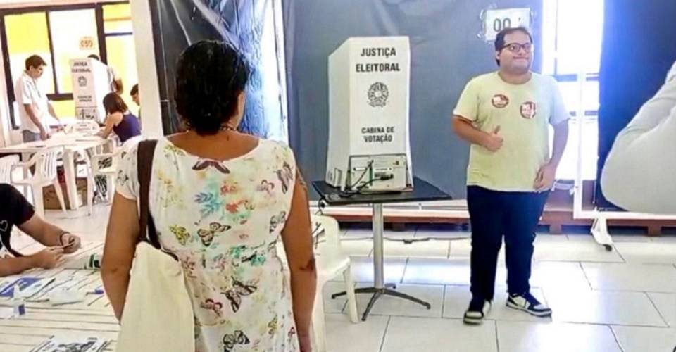 Candidato Victor Marinho vota na Barra: 'Encerramos com um sentimento de dever cumprido'