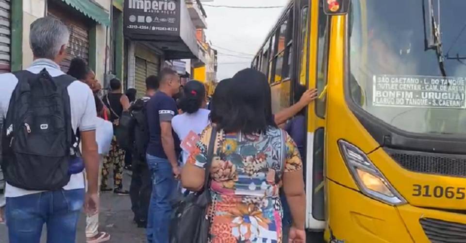 Após três dias, ônibus voltam a circular no bairro do Uruguai, em Salvador