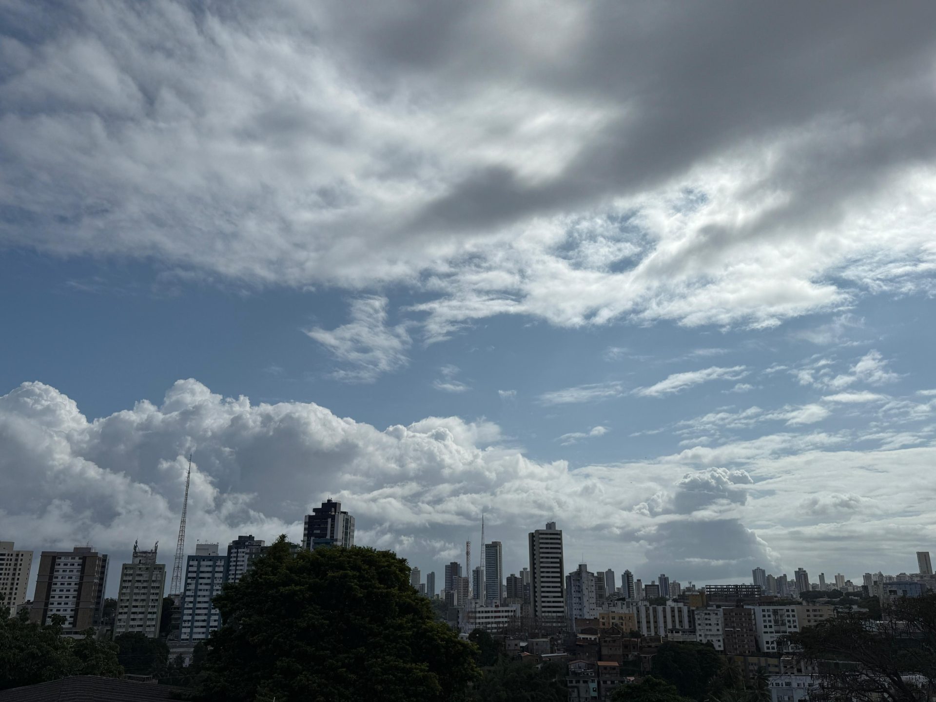 Frente fria chega a Salvador nesta semana; previsão é de 90% de chances de chuva