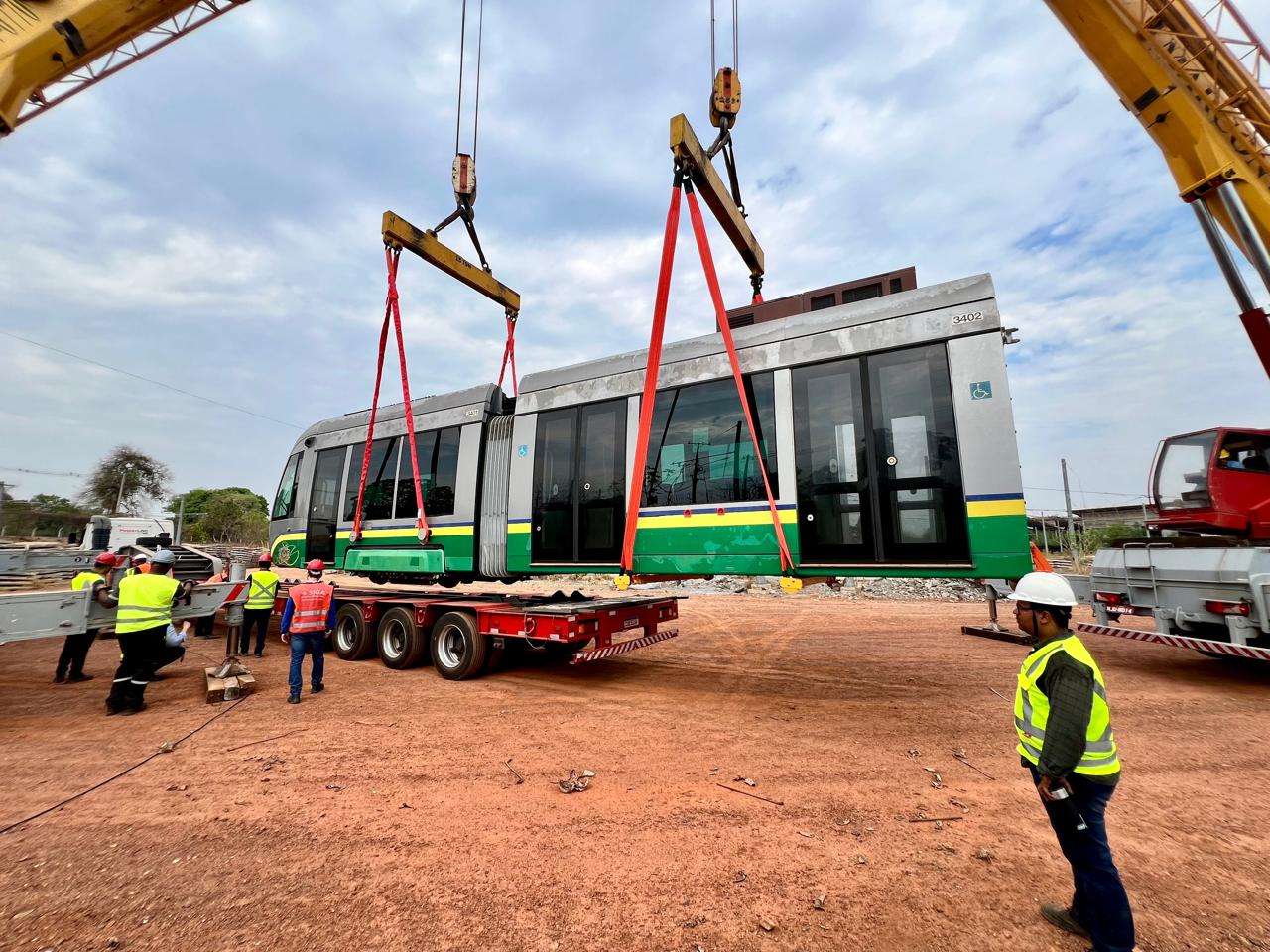 Trens do VLT começam a ser transportados para fábrica em São Paulo; veja