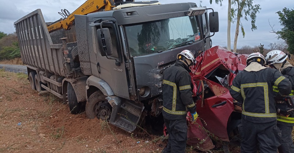 Acidente entre carro e caminhão deixa morto e ferido em Santa Rita de Cássia