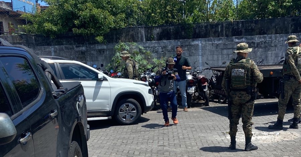 Carro de policial é alvo de disparos na Estrada das Cascalheiras, em Camaçari