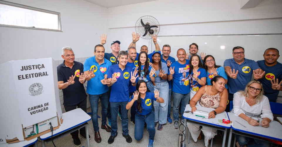 Camaçari: Flávio Matos vota acompanhado de ACM Neto e Bruno Reis