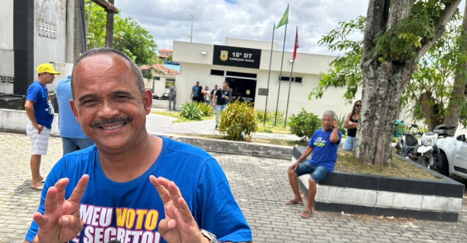 Prefeito de Camaçari acusa PM de parcialidade em abordagem contra eleitor 'de azul'