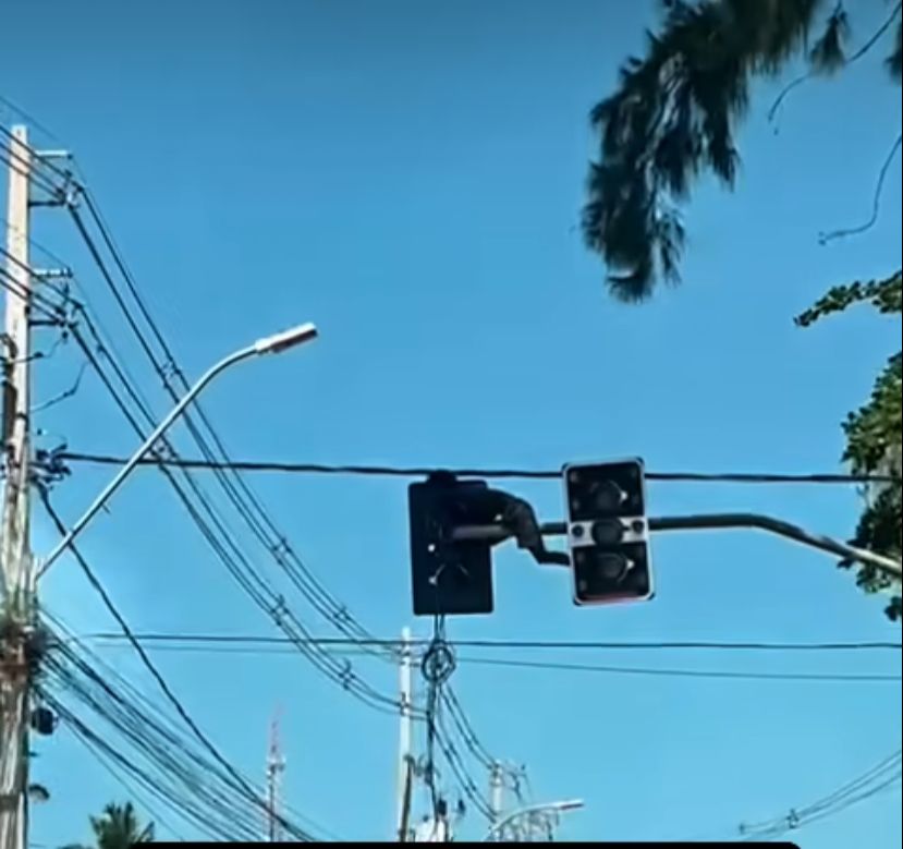 Homem sobe em semáforo para furtar cabos na avenida Jorge Amado; veja vídeo