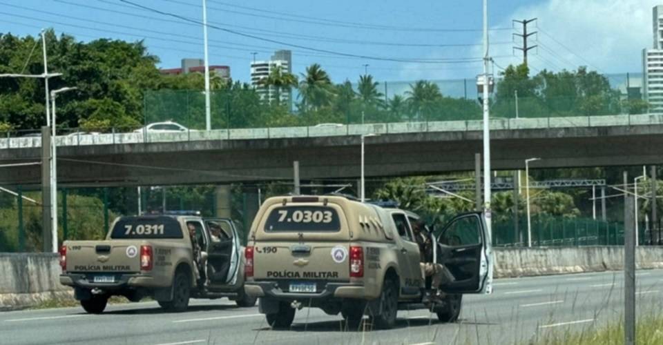 Trânsito fica congestionado durante ação de policiais militares na Avenida Paralela