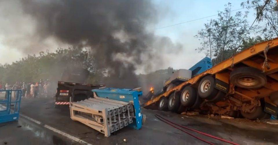 Acidente envolvendo caminhões deixa três pessoas mortas em Eunápolis