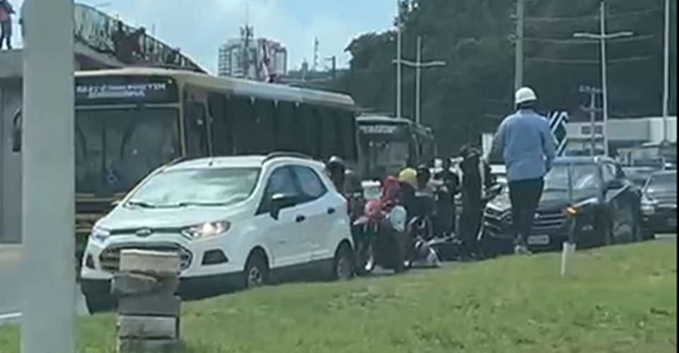 Acidente envolvendo uma moto e um carro deixa o trânsito congestionado na Avenida ACM