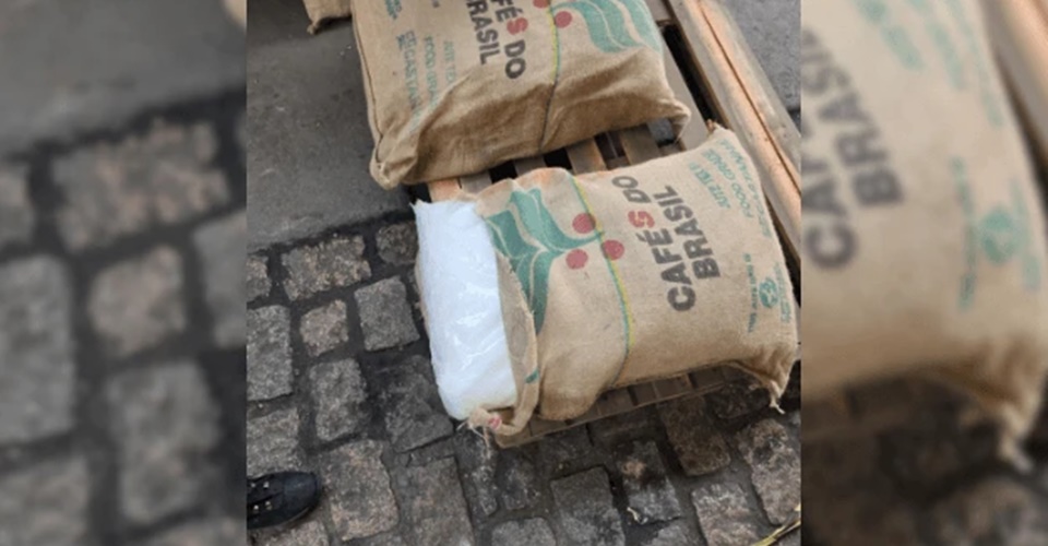 Polícia apreende quase 800 kg de cocaína escondidos em sacos de café