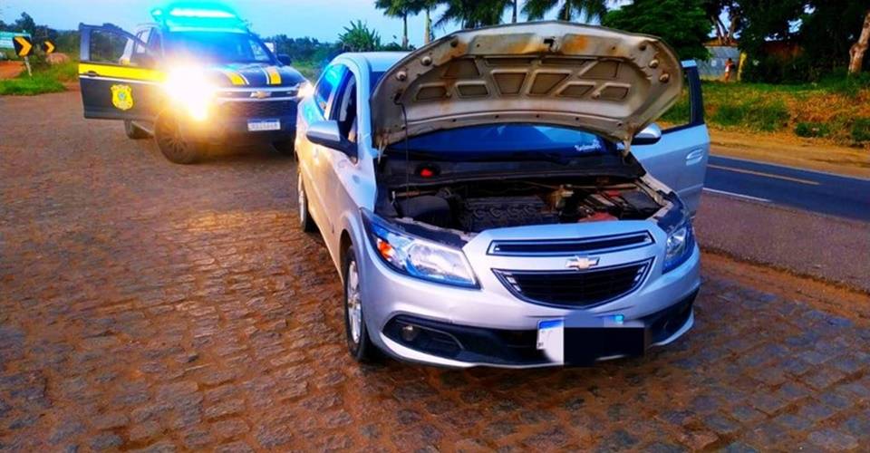 Homem é preso após pegar carro emprestado com amigo; veículo era roubado