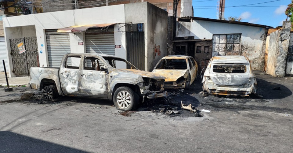 Quatro veículos são queimados em incêndio dentro de oficina na Estrada das Barreiras