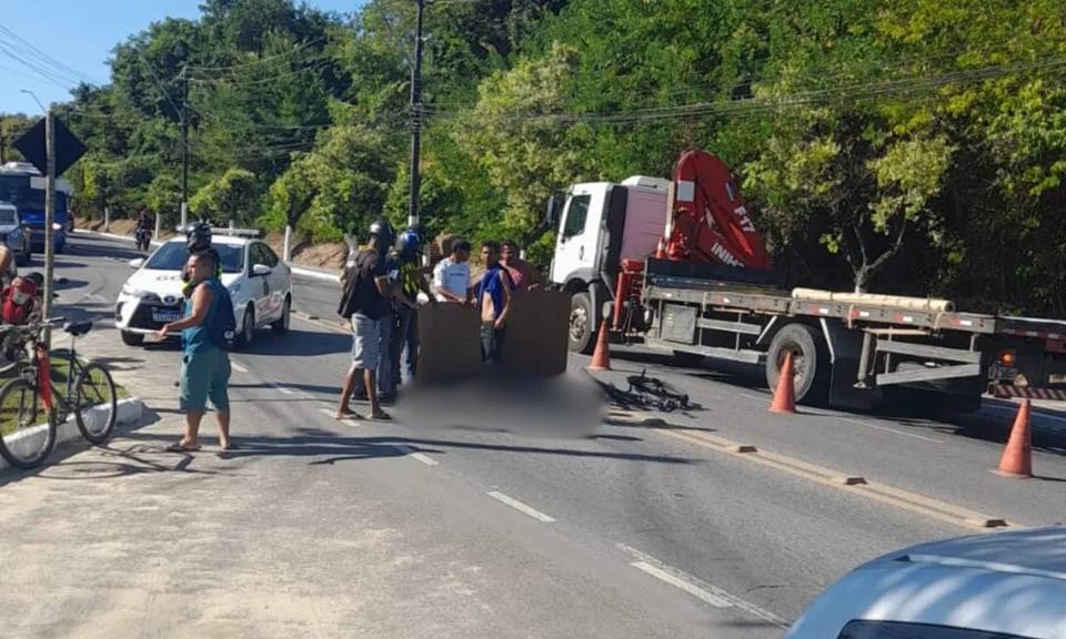 Caminhão desgovernado atropela ciclista que estava em zigue-zague em Porto Seguro