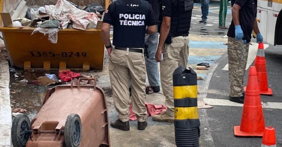 Homem é morto e deixado em contêiner de lixo no bairro do Barbalho