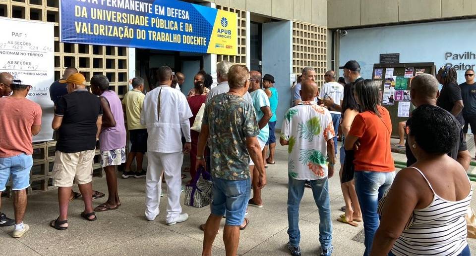 Em Salvador, eleitores chegam cedo para garantir tranquilidade na votação; veja vídeos