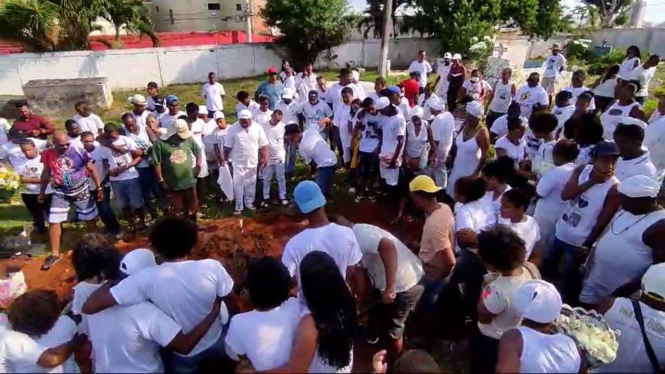 Irmãos mortos por facção em Arembepe são enterrados em Itapuã