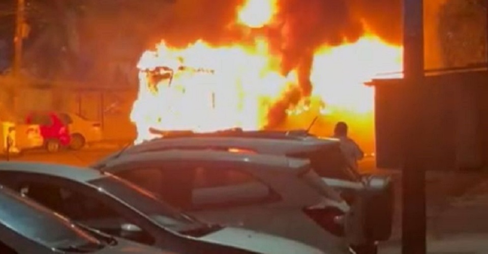 Pane elétrica provoca incêndio de ônibus no bairro de Vista Alegre, em Salvador