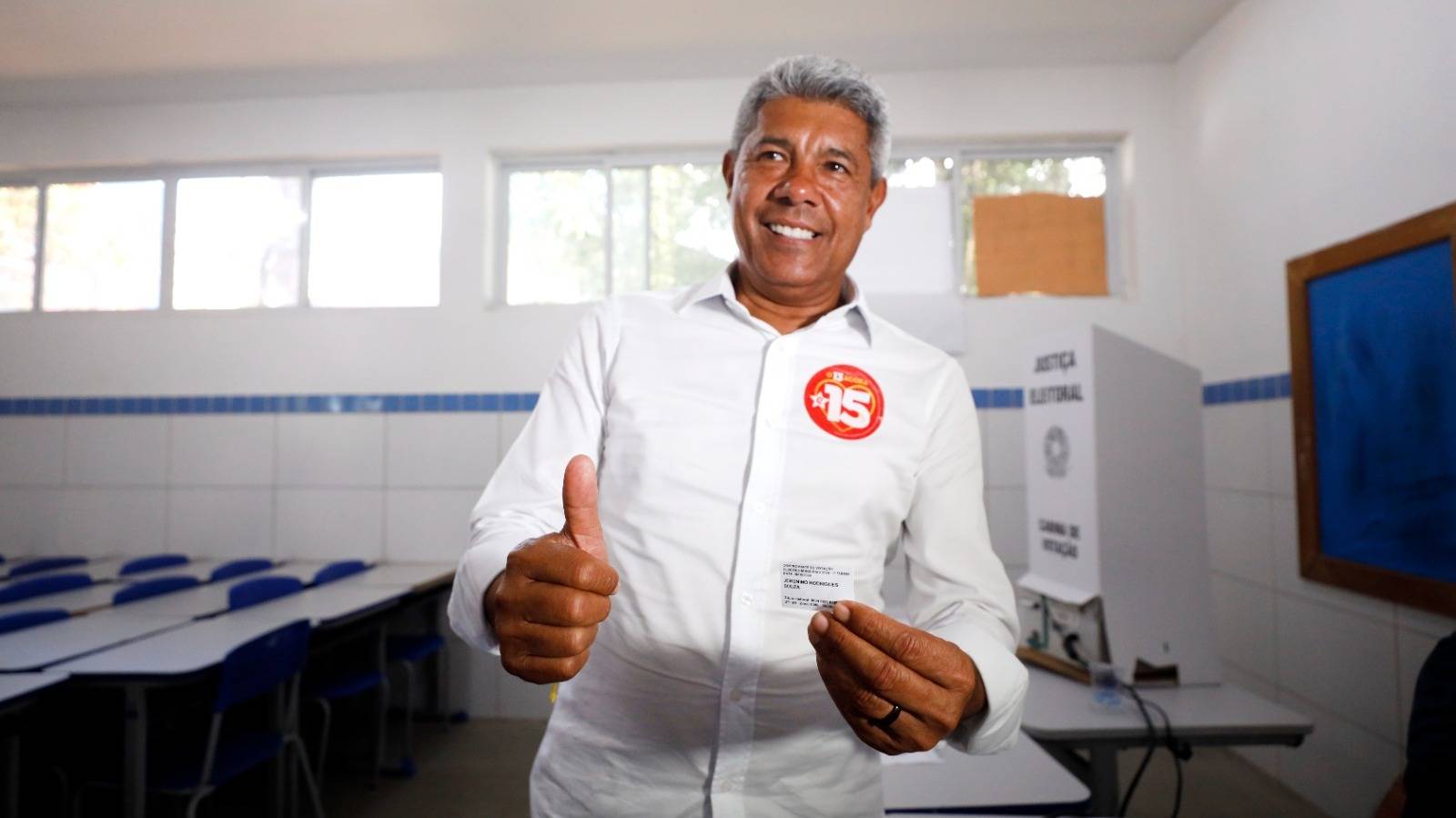 'Que a Bahia contribua com a paz nas eleições', diz Jerônimo Rodrigues durante votação