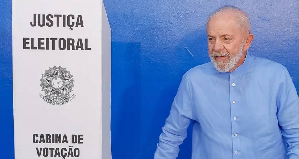 Presidente Lula vota em São Bernardo e diz que é hora de "corrigir erros"