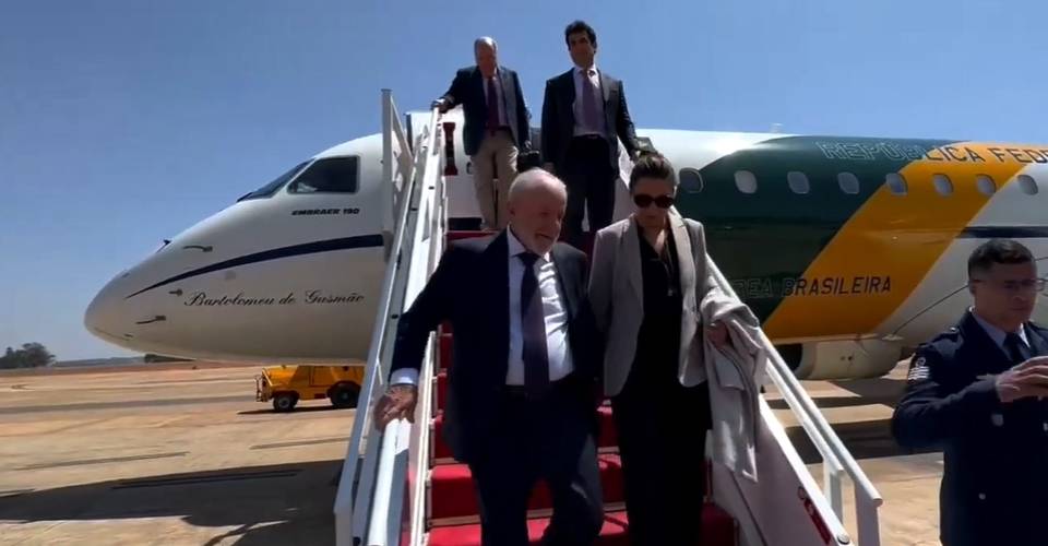 Após problema com avião no México, Lula desembarca em Brasília