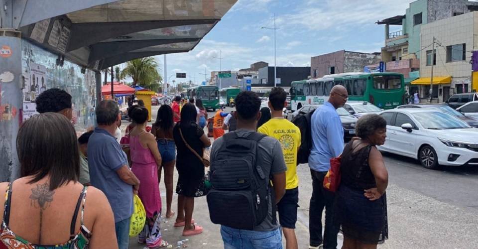 Em Salvador, motorista manda eleitores descerem de ônibus alegando fim do plantão; entenda