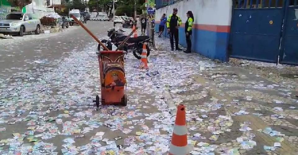 'Santinhos' e 'bocas de urna': ruas de Salvador são tomadas por lixo em início de votação