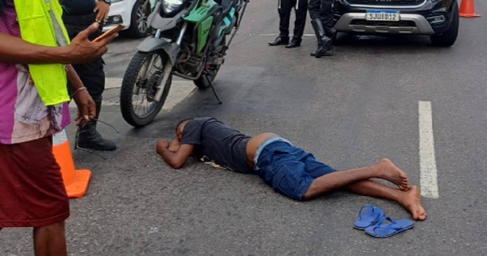 Homem sofre tentativa de linchamento na Avenida Jequitaia, em Salvador