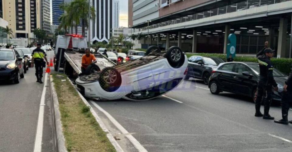 Motorista perde controle da direção e carro capota próximo a shopping de Salvador