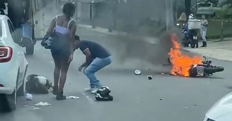 VÍDEO: Motocicleta pega fogo após colisão com carro no Imbuí; trânsito está lento na região