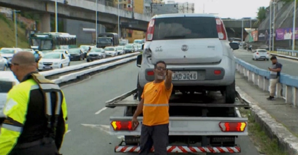 Motorista perde controle da direção e carro bate em mureta de viaduto em Salvador