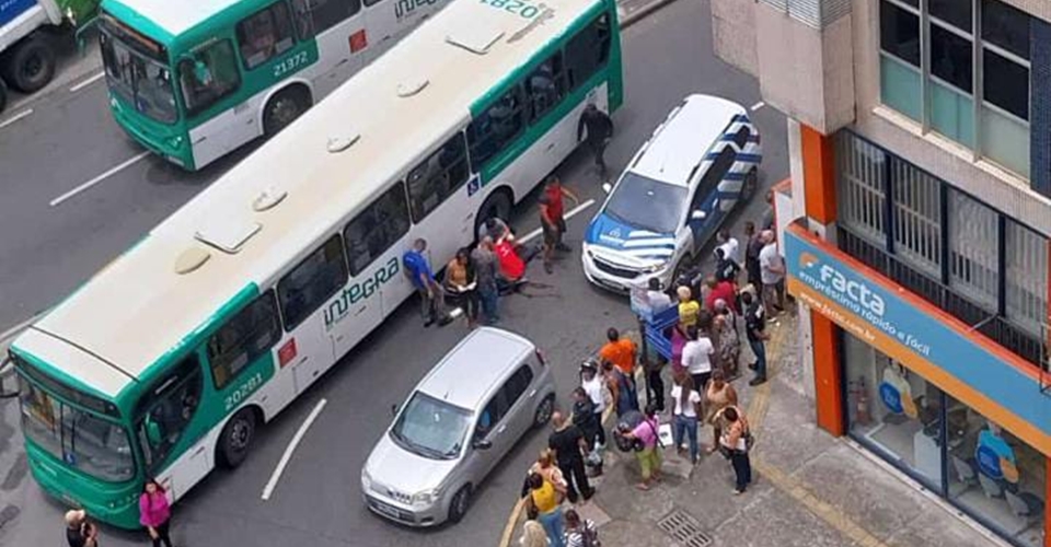 Motociclista é atropelado por ônibus após perder o equilíbrio e cair da moto no Comércio