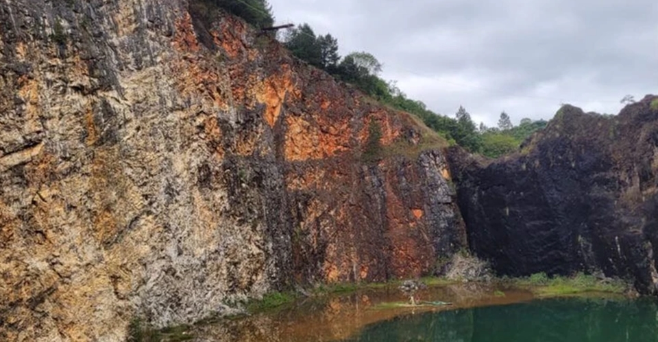 Turista morre ao saltar de bungee jump e colidir contra pedras